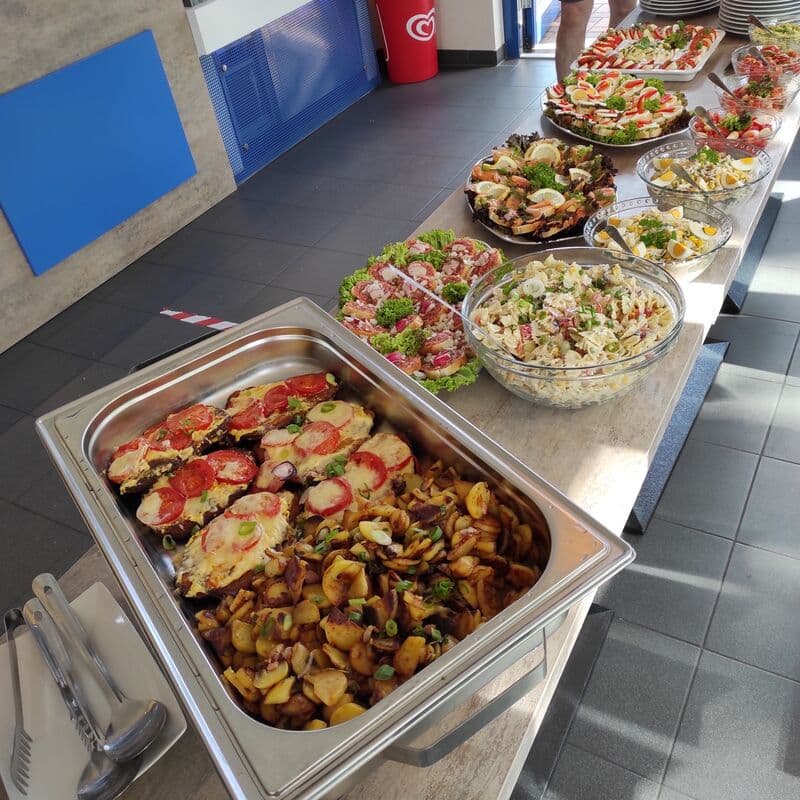 Warme Speisen und Salate am Buffet