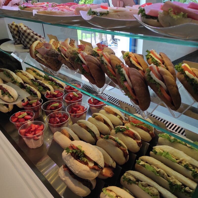Auswahl frisch belegter Brötchen